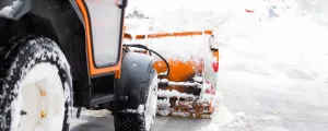 Schneepflug räumt die Straßen in der Stadt