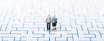 Symbolbild: zwei alte Menschen in einem Labyrinth