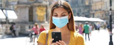 Frau mit Nasen-Mund-Schutz am Graben in Wien