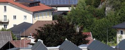 Im Vordergrund die thermische Solaranlage des Schulzentrums Brixlegg, im Hintergrund die Photovoltaikanlage der Montanwerke.