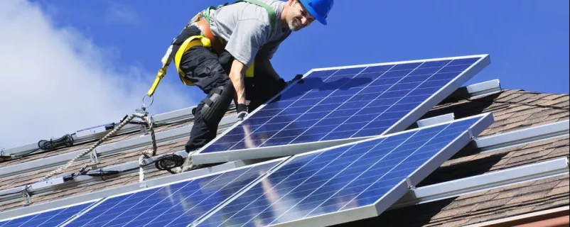 Solarmodule werden verlegt