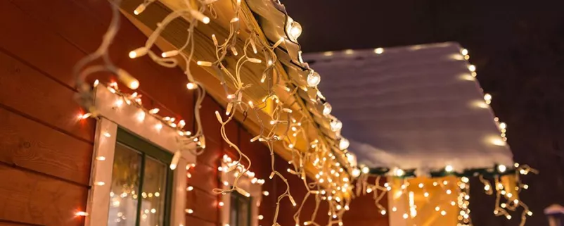 Haus mit Weihnachtsbeleuchtung