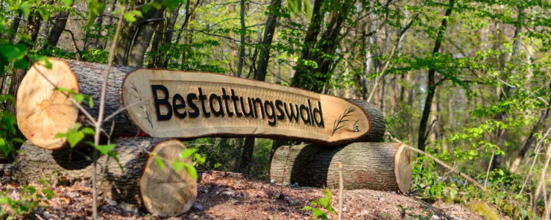 Schild "Bestattungswald"