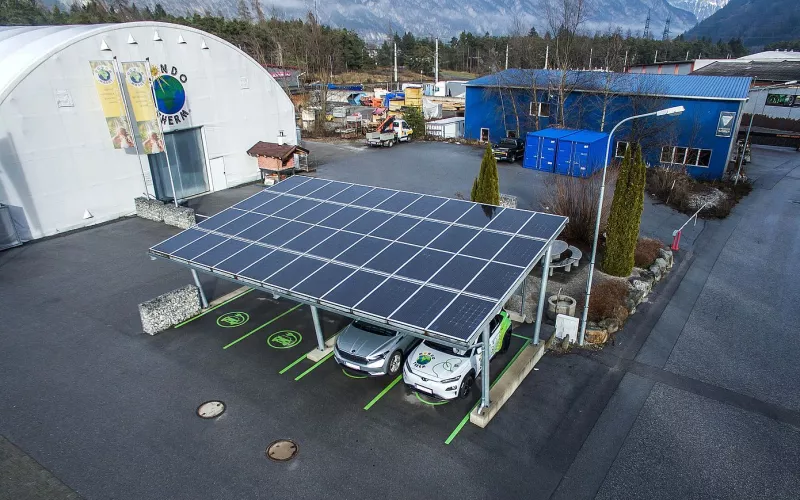 Öffentliche PV-überdachte Ladestation für Elektroautos bei der Firma Mondotherm in Ötztal-Bahnhof